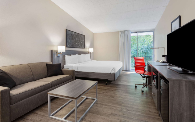 Ramada by Wyndham Hartford North / Bradley Airport