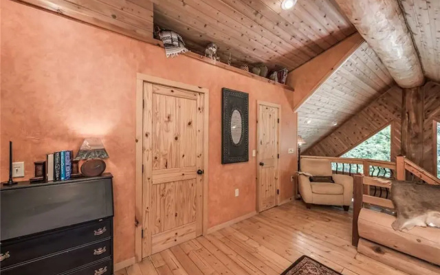 Bear Foot Lodge - Two Bedroom Cabin with Hot Tub