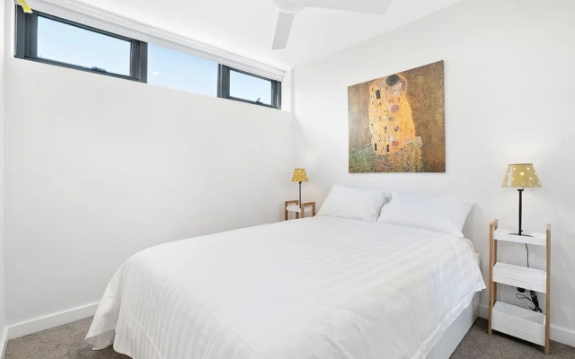 DINA, 2BDR Carlton Apartment