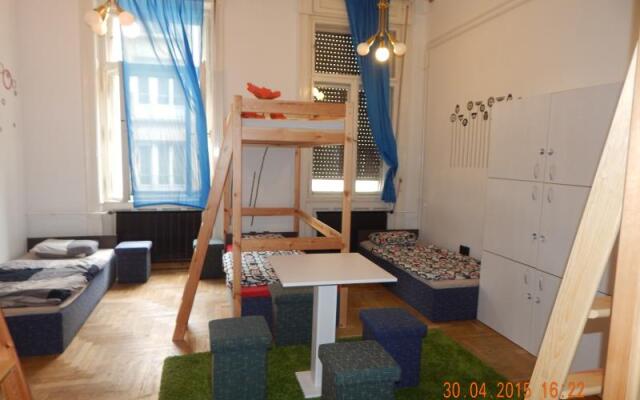Deak Hostel детские мероприятия