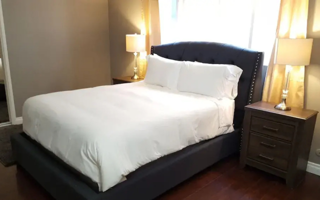 Fully Renovated 1 min. to Melrose Ave.