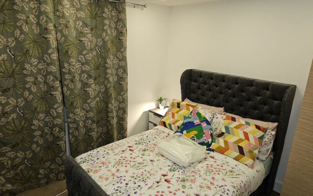1 Bed Flat - Sleeps 2 - Parking - Garden