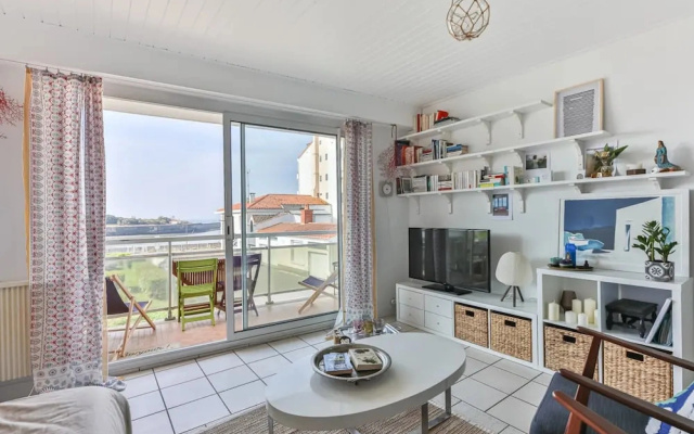 Apartment in Saint-gilles Near the Harbor