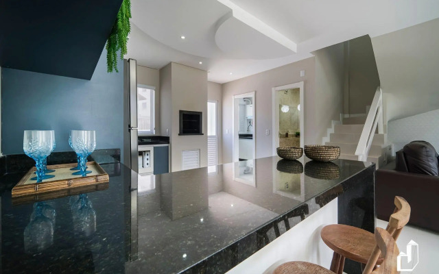Duplex com piscina à beira mar e 03 suítes