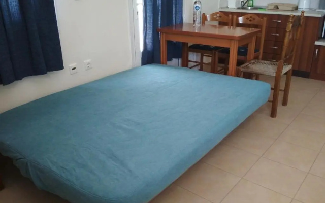 R.A.F. nice studio with garden& parking