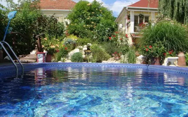 Holiday Vendégház és Szabadidőkert