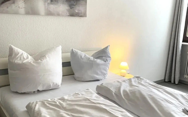 Spacious Flat Near Hiking Trails
