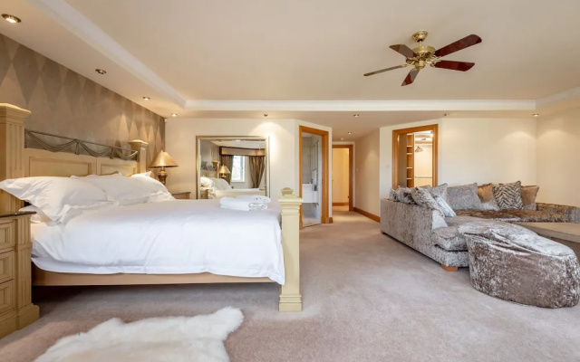 Luxury 6 Bed House With Pool