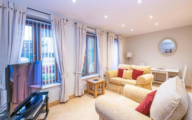 Central Apartment with Parking by Guestz