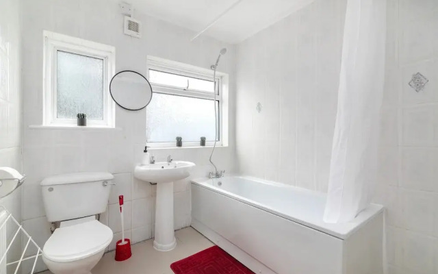 Refurbished 4-bed Family Home-near Central London