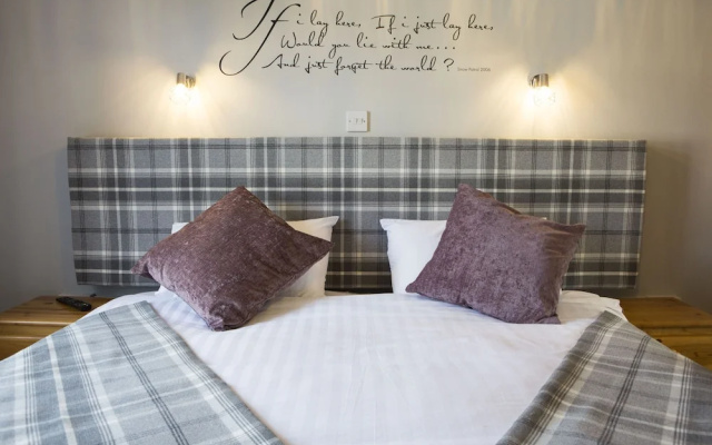 Crown and Cushion Appleby