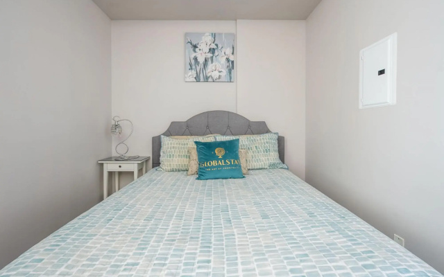 Modern Bright 1Br+Den Unit Downtown