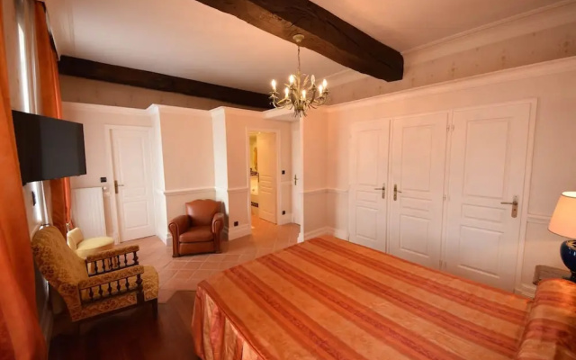 Lavish Villa on an Exclusive Estate in Liorac-sur-louyre With Pool