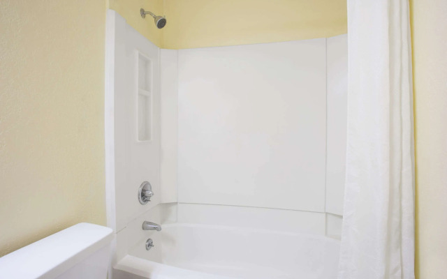 Super 8 by Wyndham Warner Robins