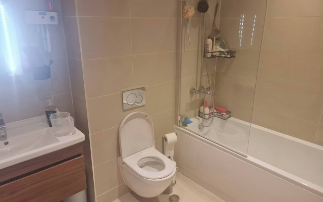2 Beds Flat Centrally Located 2 Mins From Station