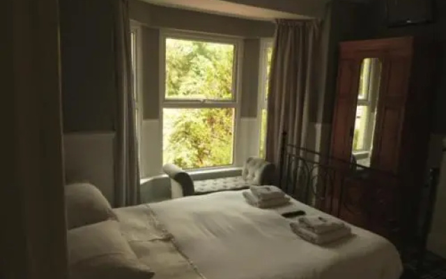 Twin Oaks Guest House