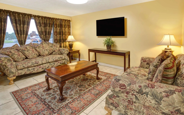 Travelodge by Wyndham Sellersburg / Louisville North
