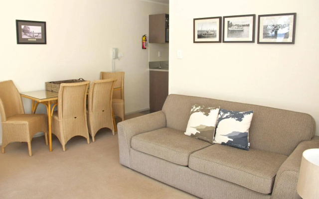 Hananui Lodge and Apartments