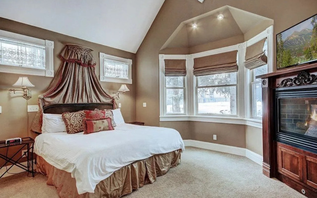 Ridge Street Lookout - Private Home by RedAwning