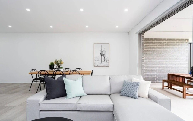 5 Bedroom Sydney Mansion with Parking