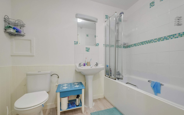 Spacious Flat With Free Parking Near Heathrow Airport