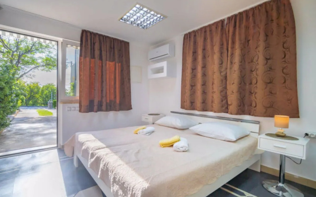 Apartment Šegulja St.Georges-de-Montclard 37370