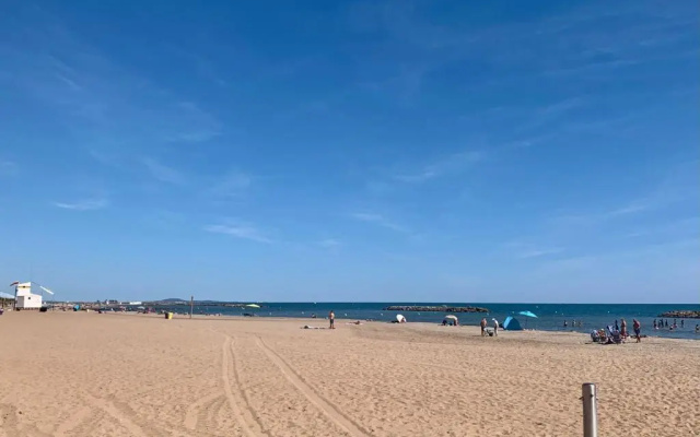 Agréable appartement climatisé à 25m de la plage