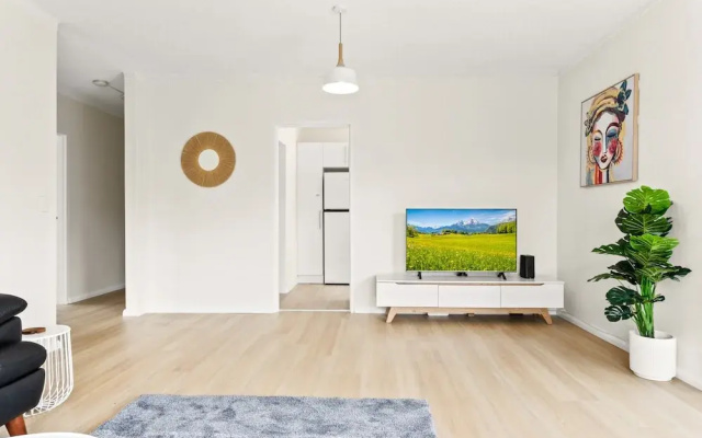 Bright and Convenient Apartment, Close to Shops