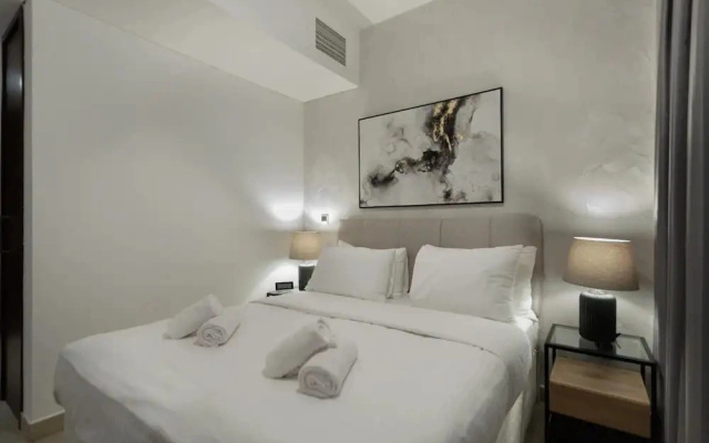 Luxury 2BR Downtown Apt With Burj Khalifa View