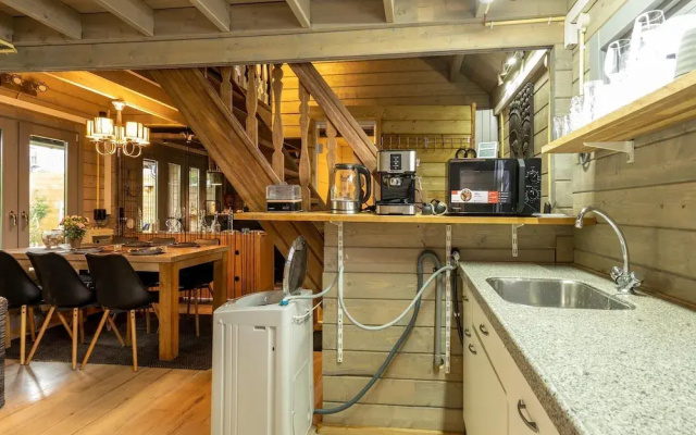 Romantic Chalet Near Wilhelminadorp