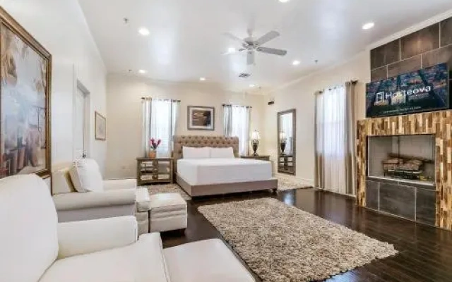 Spacious 4BD Luxury Penthouse with Balcony