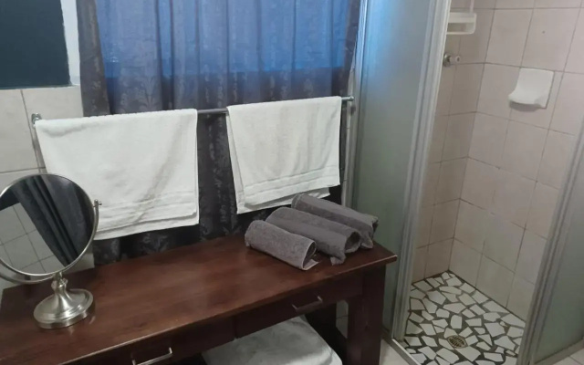 Karoo Refresh Cheerful 2 Bedroom House