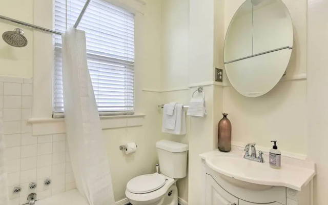 1/2 Mi to Beach & Seawall: Galveston Getaway!