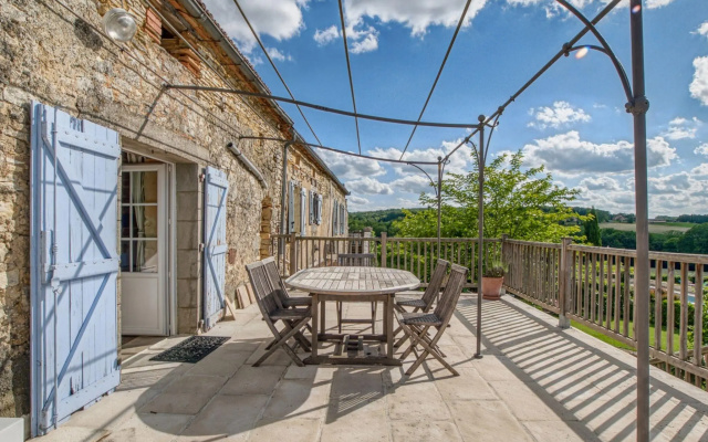 Alluring Holiday Home in Dégagnac with Heated Swimpool and Jacuzzi
