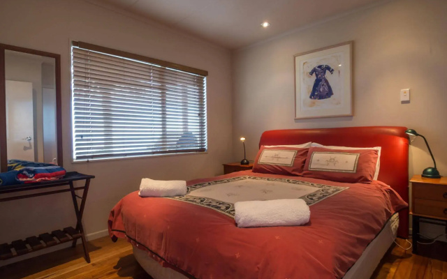 Cable Bay Stays – Golden Sand and Driftwood Beachfront Accommodation