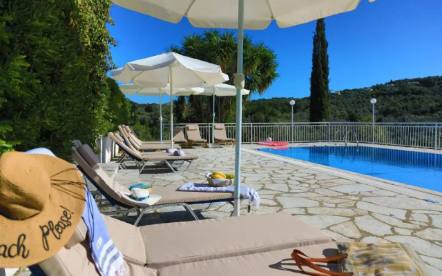 Cochelli Upper Pool Walk to beach AC WiFi