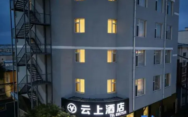 Cloud Hotel (Changchun People's Square Jida First Hospital)
