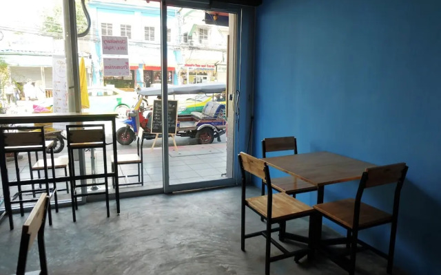 BTS Khaosan Hostel