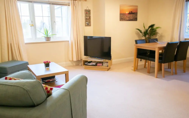 Bright 2 Bedroom Flat With Parking in Oxford