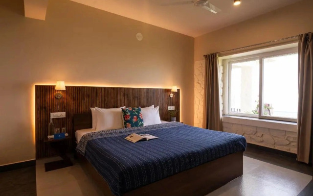 SaffronStays Blue Infinitum, Pawna