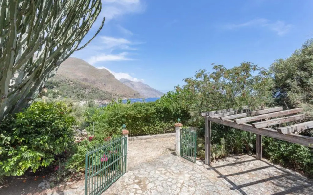 Scopello Flat with Panoramic Courtyard and Parking