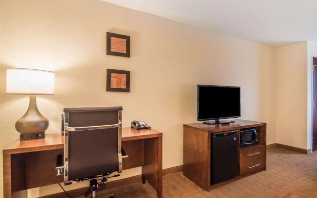 Comfort Inn & Suites Brattleboro I-91