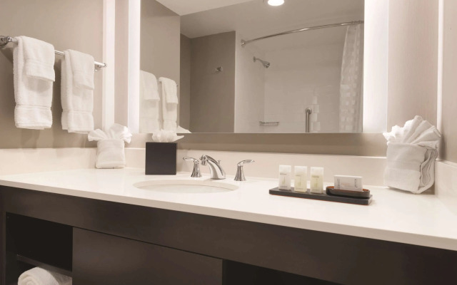 Embassy Suites by Hilton Milwaukee Brookfield