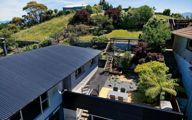 Ocean & Mountain Views 3-bedroom Home