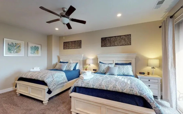 Desert Paradise Getaway 3 Bedroom Apts by RedAwning