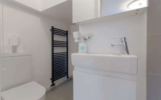 3 Bedroom House With Garden in Brondesbury