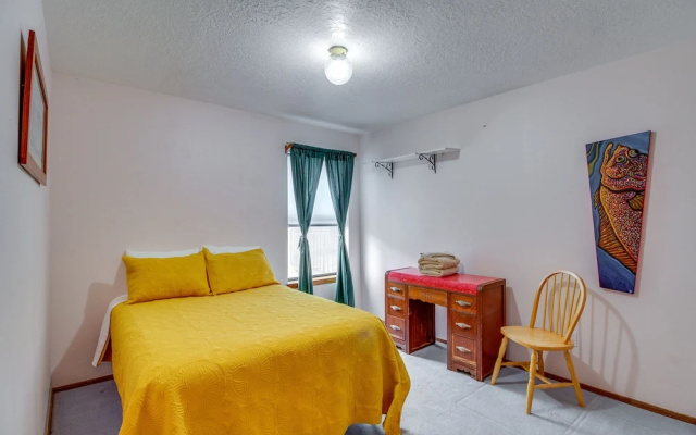 Albuquerque Home w/ Spacious Yard & Fire Pit!