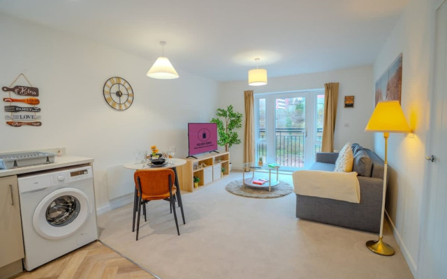 2 Bed Stylish Stay - By Holiday Homes