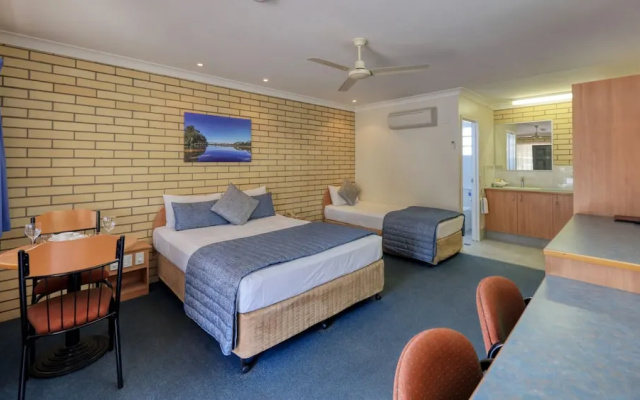 Riverland Motor Inn & River's Restaurant