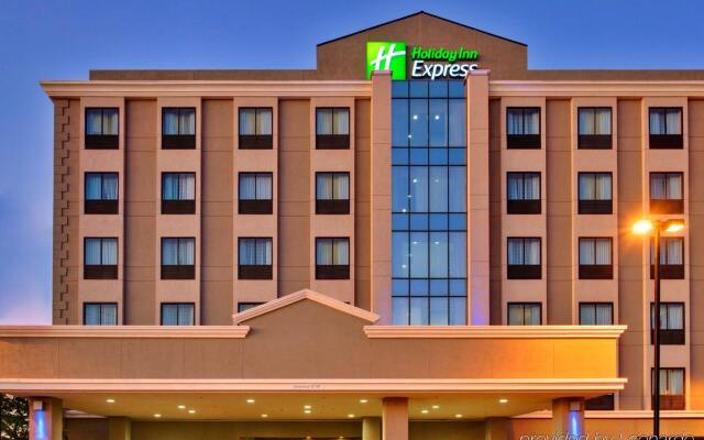 Отель Holiday Inn Express Los Angeles Airport, an IHG Hotel США, Лос-Анджелес - 9 отзывов об отеле, цены и фото номеров - забронировать отель Holiday Inn Express Los Angeles Airport, an IHG Hotel онлайн вид на фасад